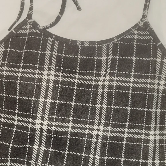 Black and white plaid skirt. (L) - Picture 4 of 10